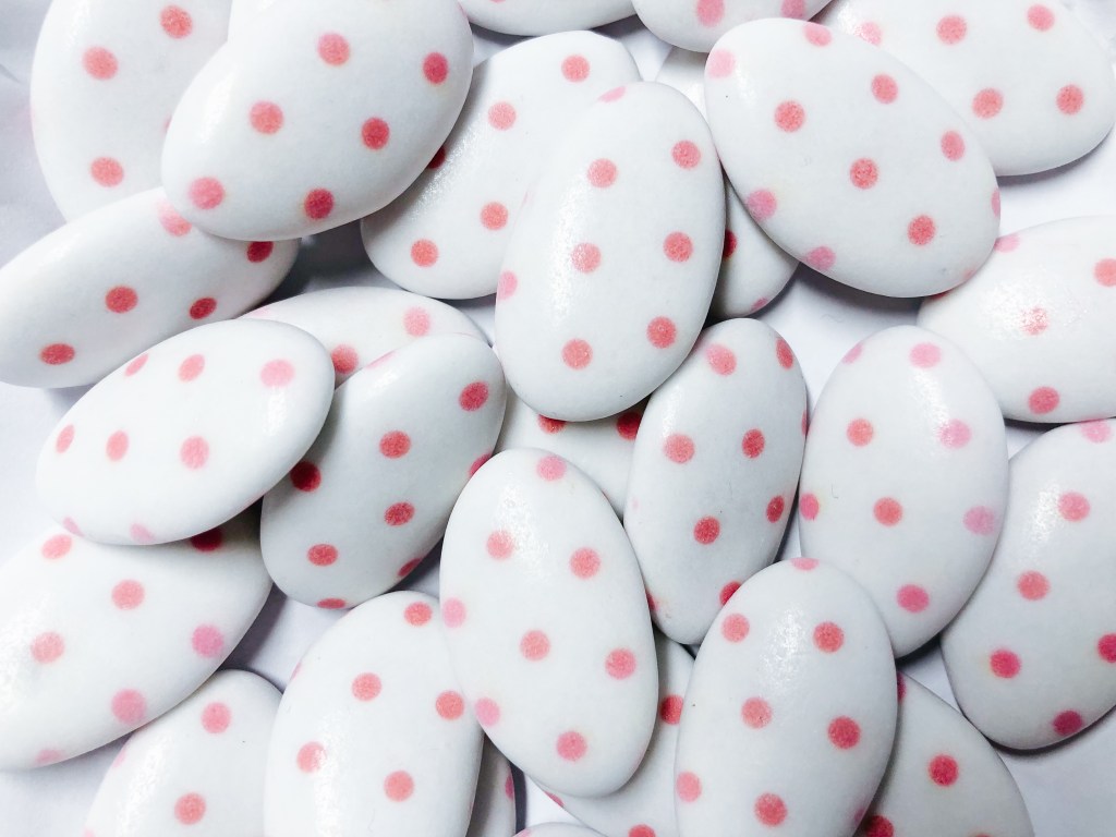 Confetto bianco a pois rosa al cioccolato
