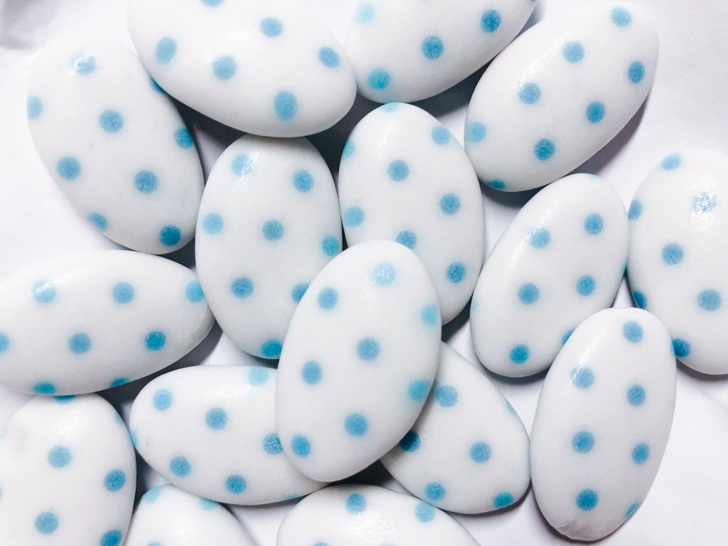 Confetto bianco a pois azzurri al cioccolato