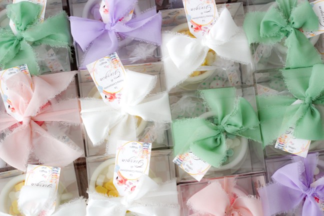 Bomboniere artigianali per raccontare un momento speciale Ogni bomboniera che realizziamo è un piccolo gesto d’amore: pensato, creato e confezionato con cura per rendere indimenticabile il vostro giorno speciale. Le nostre bomboniere nascono per celebrare matrimoni, battesimi, comunioni e nascite con eleganza e personalità. Scegli tra candele profumate, tag personalizzati, scatoline, profumatori e oggetti coordinati in linea con lo stile del tuo evento.